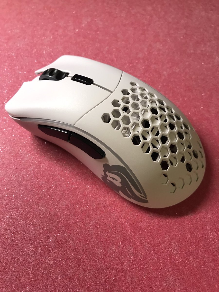 10FPS3's tweet photo. @Glorious_JP さんの日本アカウント開設記念キャンペーンに当選してMODEL D-のマウス頂きました
所感は形が自分の手にフィットして左右対称より持ちやすい！このマウスでゲームやるのが楽しみすぎる
この機会を頂き本当にありがとうございました
、当分使ってみて使用感を発信できればとおもいます https://t.co/VzfxnQDJUX