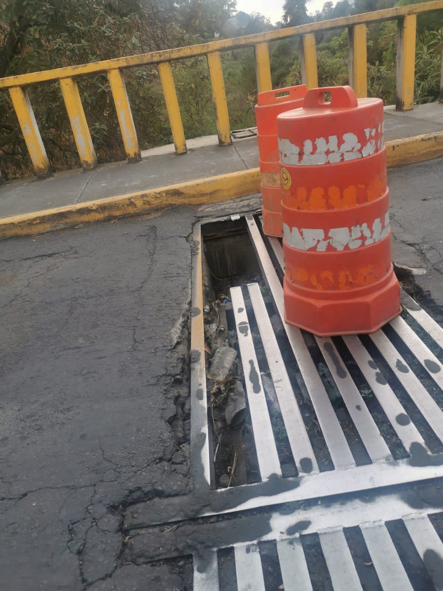 CFRPue's tweet photo. @AlcaldiaAO @SACM_Oficial @trafico889 @LaSEMOVI para reportar en el puente de @ColinasDelSurDF la unión ya desprendida, solicitamos la reparación para evitar un problema mayor. Gracias https://t.co/HKGwNUNDl3