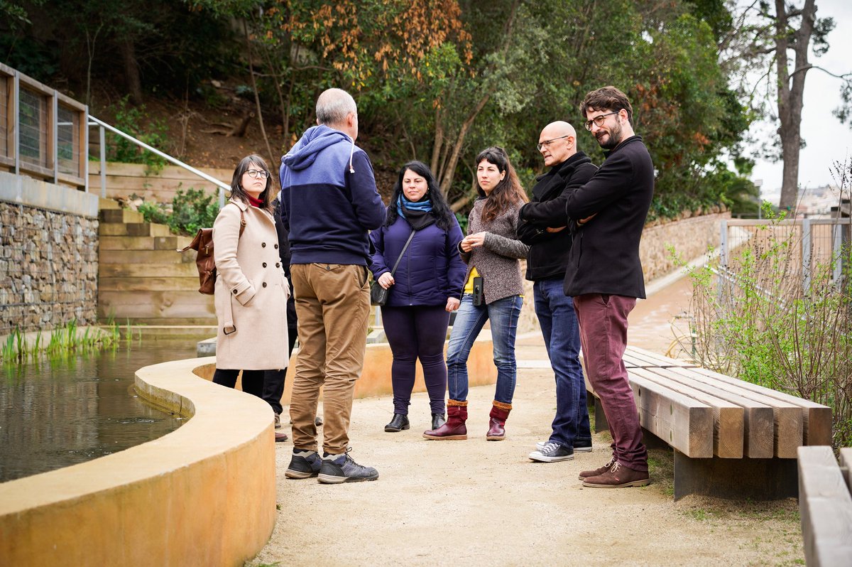 ERCbcn's tweet photo. 🔴 Avui, amb @raulromeva, recorrem #bcn per parlar de producció i consum responsables
1a parada: #GRÀCIA
🧵 Coneixem projectes de fabricació de roba sostenible i artesana
🌿 Visitem l'hort urbà inclusiu @EjLaFontana i l'aula @boscturull, espai referent en educació ambiental https://t.co/jcXsENEH65