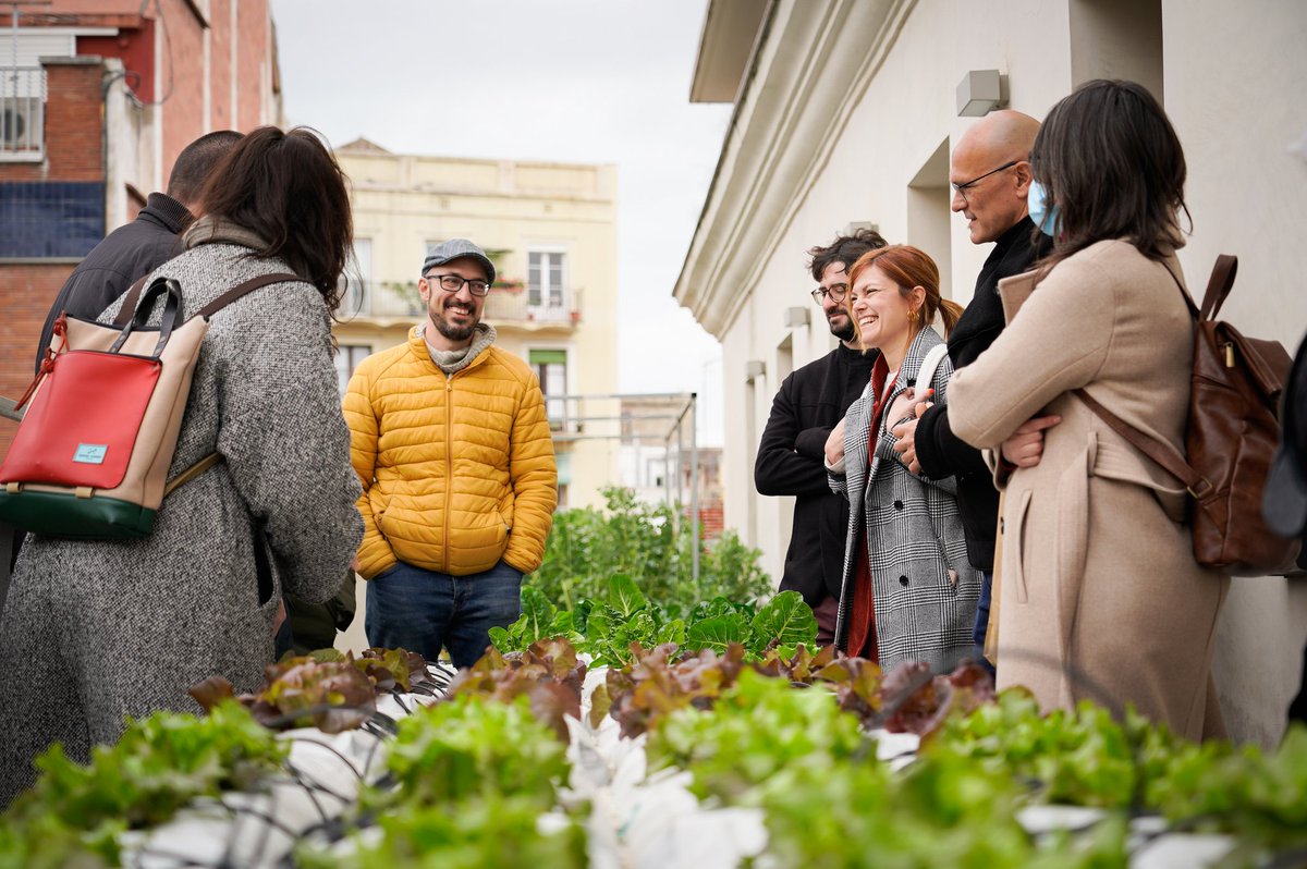 ERCbcn's tweet photo. 🔴 Avui, amb @raulromeva, recorrem #bcn per parlar de producció i consum responsables
1a parada: #GRÀCIA
🧵 Coneixem projectes de fabricació de roba sostenible i artesana
🌿 Visitem l'hort urbà inclusiu @EjLaFontana i l'aula @boscturull, espai referent en educació ambiental https://t.co/jcXsENEH65