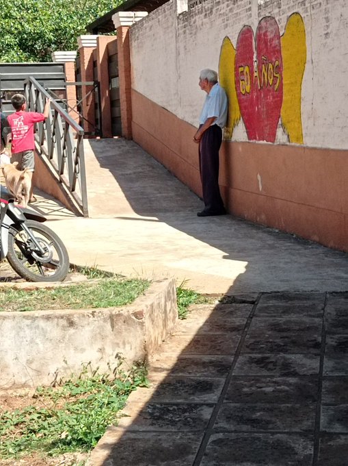 Abuelito de 91 años acompaña todos los días a su nieta a la escuela