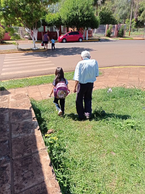 Abuelito de 91 años acompaña todos los días a su nieta a la escuela