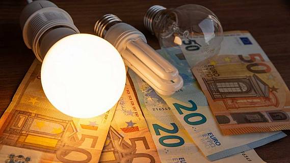 Vida_Verda's tweet photo. L'energia és la sang de l'economia. Només canviant el sistema de fixació de preus de l'energia ja es podria rebaixar el seu cost. L'experta en energies @joanamundo explica a @Vida_Verda dins @AvuiSortim perquè patim aquest augment desorbitat 📻https://t.co/aepHSkwDfX https://t.co/2MfDSXH2r3