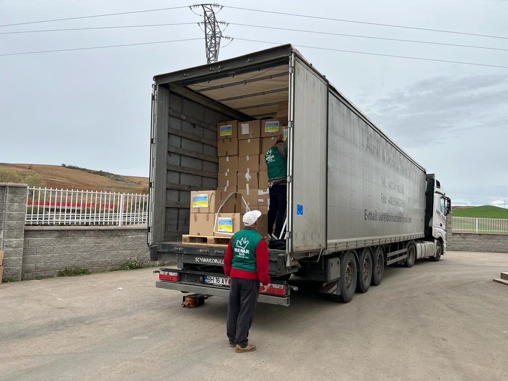 OngRemar's tweet photo. 2 trailer de ayuda enviado desde España en Madrid a Rumania para atender a miles de refugiados en los tres puntos donde trabajamos .
@EspanaRemar #remarsos #ayuda #ongremar #Refugiados #ucrania #rumania #oradea #siret https://t.co/lIzFa0ib1p