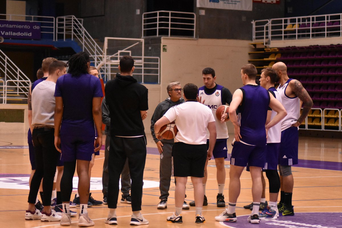 CBC_Valladolid's tweet photo. 💜🏀 Jueves de doble sesión en Pisuerga. ¡Vamos a por el entrenamiento vespertino!

@UEMC #PucelaBasket https://t.co/DGAxDQKDQY