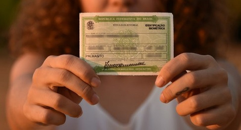 updatecultura's tweet photo. Depois não adianta chorar! Apenas 730 mil eleitores de 16 e 17 anos tiraram o título eleitoral para este ano, o que não representa nem 10% dos adolescentes que PODEM votar. https://t.co/HaRejEjRCG https://t.co/1pgTeLzriF