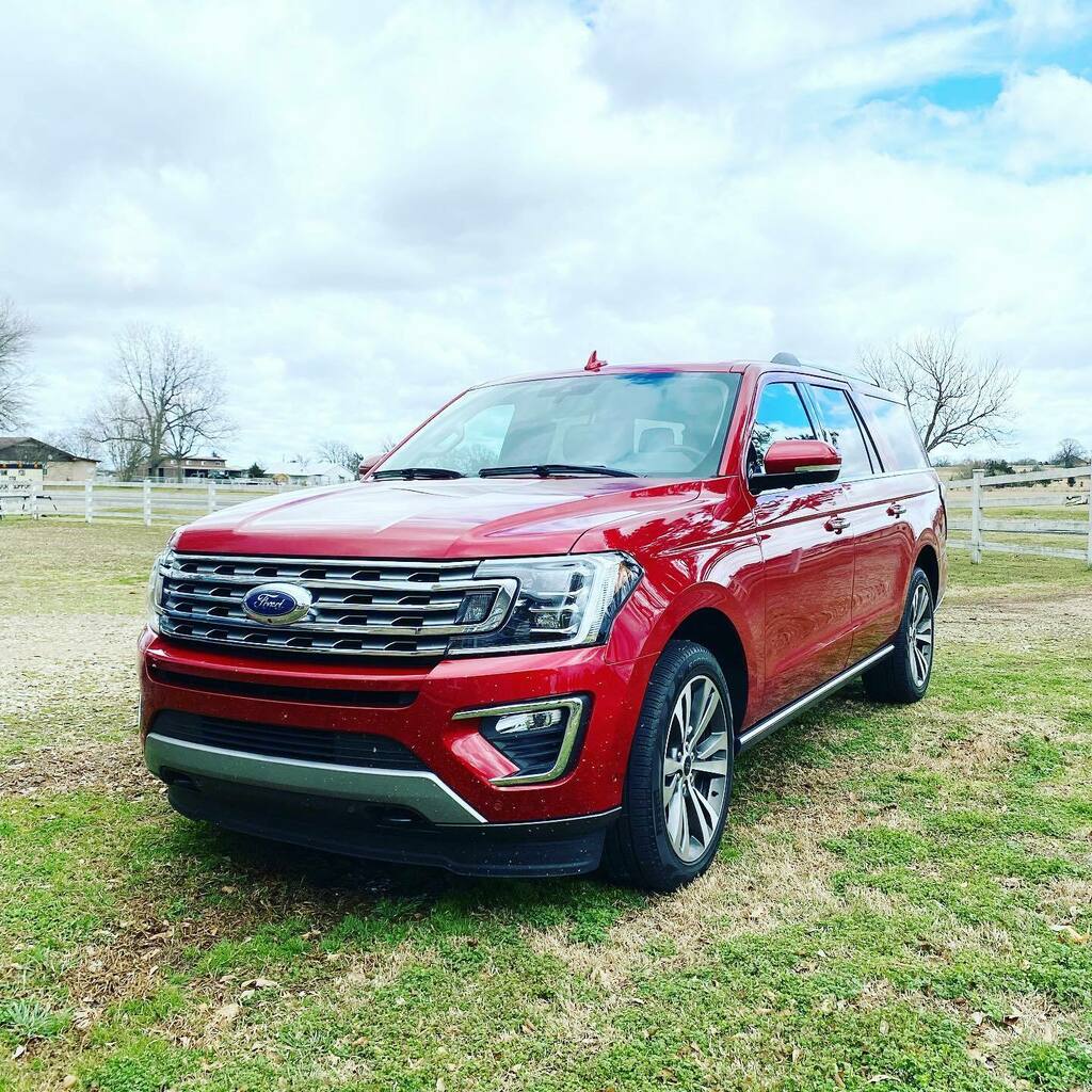 ericadrives's tweet photo. What a beauty!! This red is just so eye catching on the 2021 Ford Expedition MAX. I’m a huge fan of the exterior of this SUV but I have some things to say about the inside. Keep an eye out for my rant about that. #fordexpedition #expeditionmax #suvsofins… https://t.co/KL61BHUCDt https://t.co/CEACq0gHHe