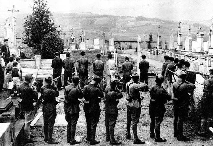 ARMH_Memoria's tweet photo. Hay muchas teorías sobre esta fotografía y estamos tratando de identificar ese cementerio. Si nos ayudas o retuiteas quizá alguien pueda decirnos dónde está. https://t.co/p8lnwix0c8