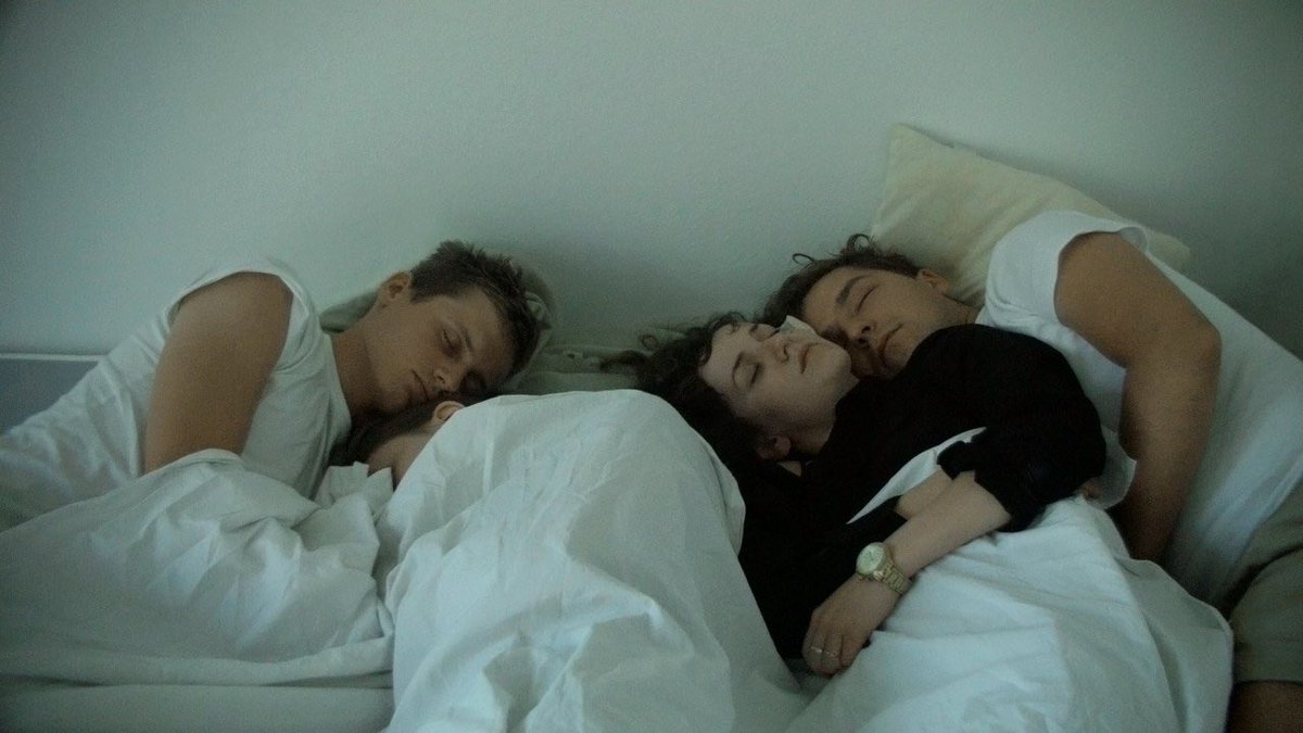 mubiitalia's tweet photo. ALL THESE SLEEPLESS NIGHTS di Michał Marczak tra finzione e documentario ci offre uno spaccato nostalgico e inebriante delle notti a Varsavia di due giovani studenti. #filmdelgiorno https://t.co/AmJGAItgXp