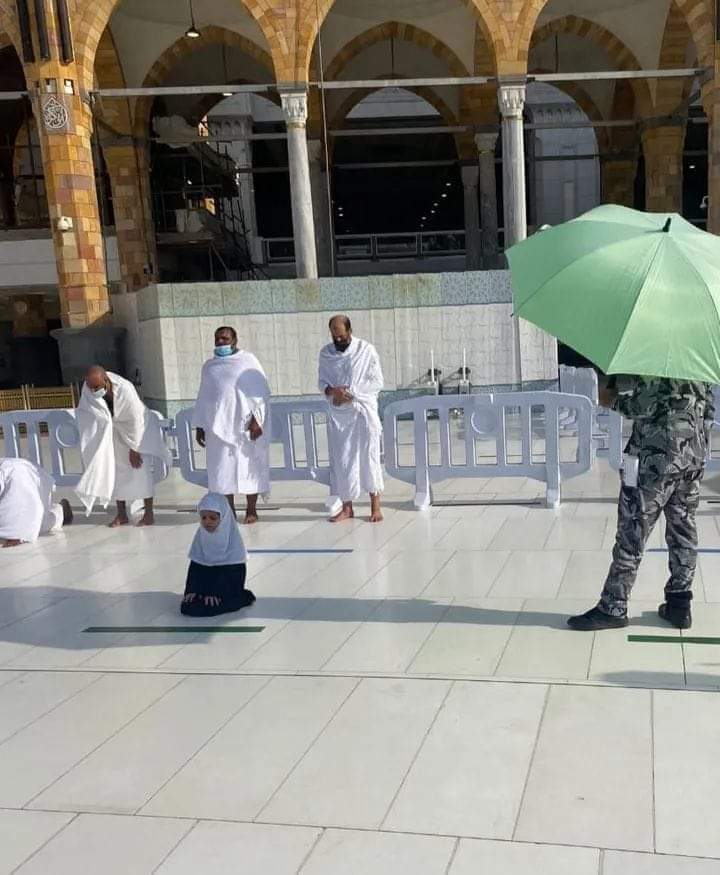 صورة متداولة.. جندي سعودي يحمي طفلة من الشمس أثناء صلاتها في الحرم المكي