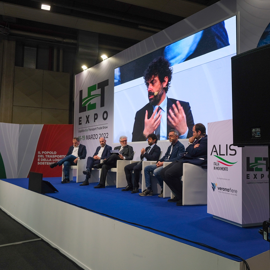 AldoCristadoro's tweet photo. @LetExpo di @ALIS_italia è un evento interessante sulle prospettive #green del #trasporto. Nel workshop "Il digitale come valore aggiunto per imprese e persone" ho avuto il piacere di chiacchierare con gli altri partecipanti sul ruolo della data intelligence nella #logistica. https://t.co/Bj5APU9LkD