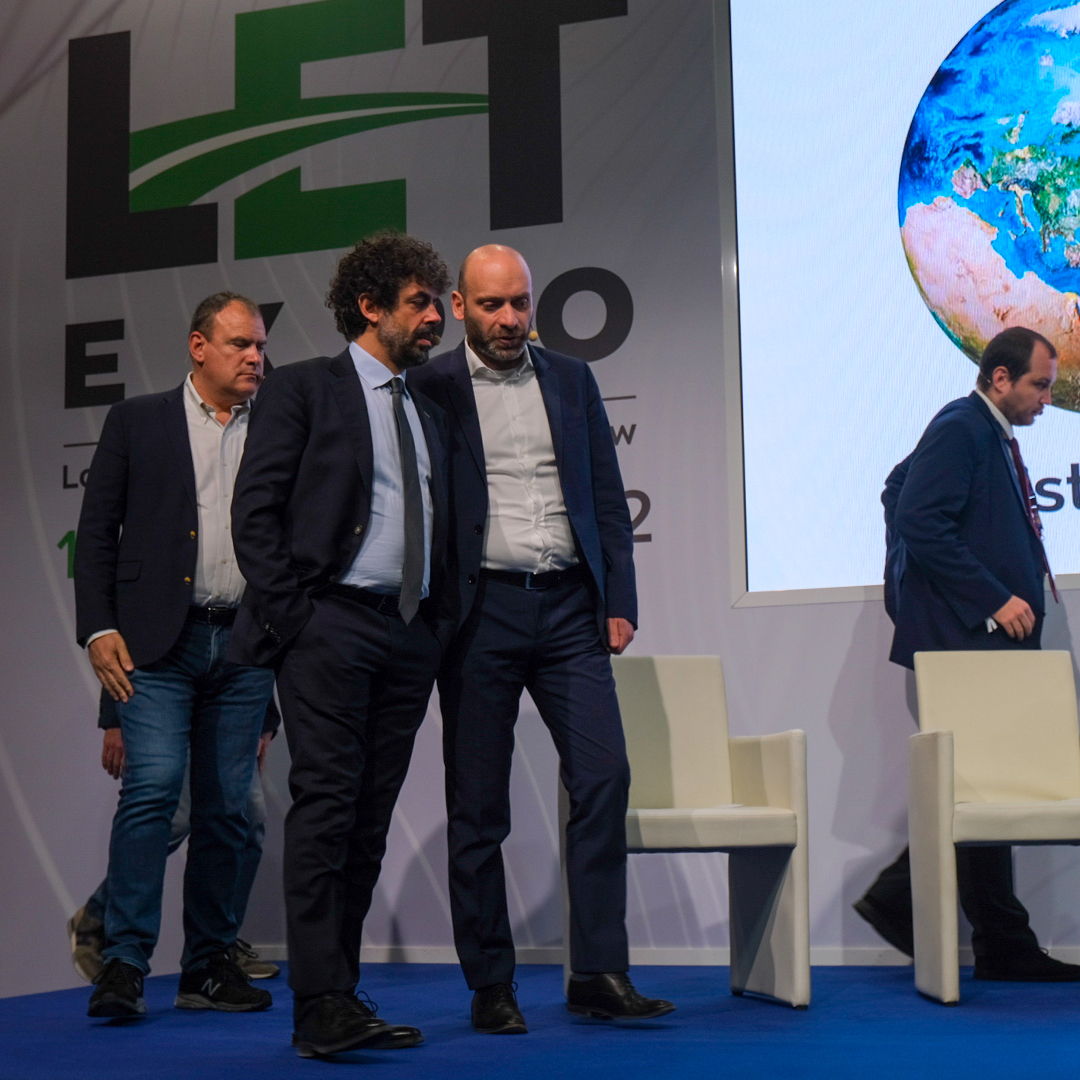 AldoCristadoro's tweet photo. @LetExpo di @ALIS_italia è un evento interessante sulle prospettive #green del #trasporto. Nel workshop "Il digitale come valore aggiunto per imprese e persone" ho avuto il piacere di chiacchierare con gli altri partecipanti sul ruolo della data intelligence nella #logistica. https://t.co/Bj5APU9LkD