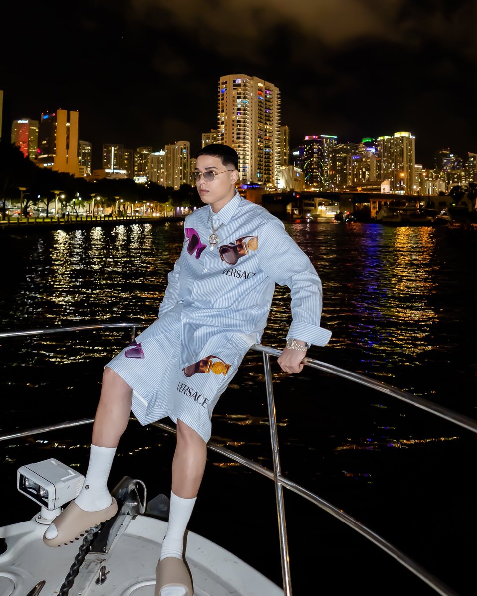 josephleepr's tweet photo. UN ODIOSO VERSACE😈💜 https://t.co/yfFOULt06f
