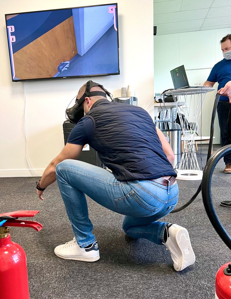syko_studio's tweet photo. @France_SST  - Démonstration #formation  #Incendie 🔥 en réalité mixte avec @syko_studio 
✅ réaliste et immersive
✅ adaptée au contexte professionnel et dans un cadre sécurisé
✅ rapide à mettre en œuvre
✅ économique (sans recharge d'extincteurs)
#securite https://t.co/wkSj65Z7Rg