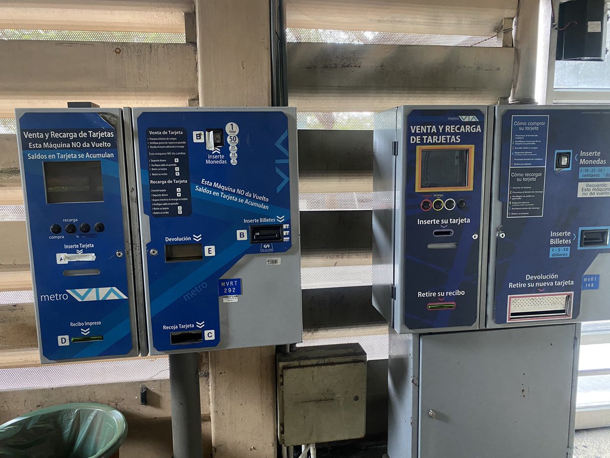 CarlosBernalG_'s tweet photo. @cynthiaviteri @metroviagye Es inaceptable que ambas máquinas para recargas de tarjeta metrovia estén fuera de operación, Parada Universidad Católica Largas filas de Usuarios, Malestar total. Los usuarios merecemos un mejor estándar de calidad en Servicio https://t.co/9dWqUqetx6