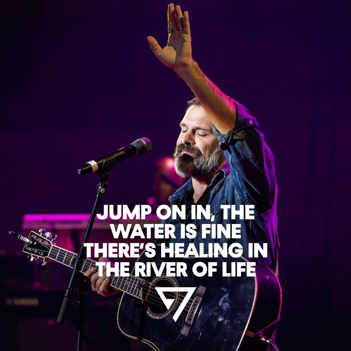 Seven_FM's tweet photo. Wat een mooie en sterke oproep door @macpowell: spring maar in de rivier van het leven en kom naar God, want daar is het goed! Hij zingt erover in River of Life. Luister die track vandaag, laat je inspireren en #LiveTheMusic! #SevenFM https://t.co/QE83WACFeW