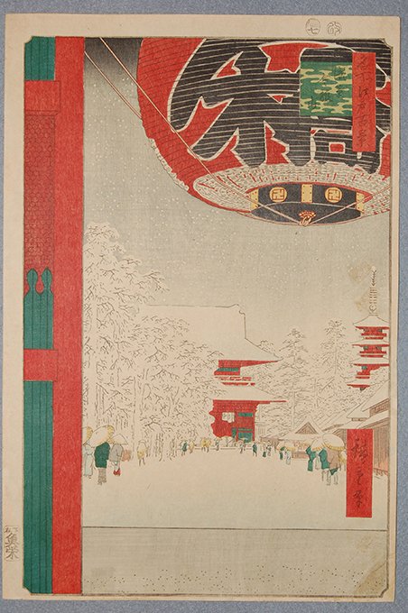 【100】浅草金龍山
100ヶ所目はみんなご存じ雷門!
浮世絵の提灯には「しん橋」と書かれており、新橋の職人が奉納したもの。
写真は雷門の先、仲見世の奥にある宝蔵門…の提灯は「小舟町」。日本橋小舟町が約350年から奉納しています。
あと五重塔が現在と浮世絵で左右逆に建ってる!