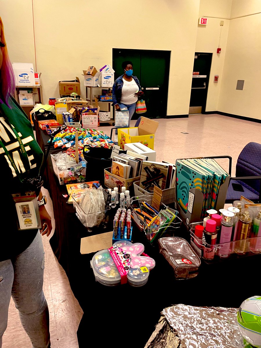 JAY_R_SOHN's tweet photo. Thank you @SunriseFalcons PTSA, @chifleschips the PRIDE Committee and community for donating and supporting an array of incentives including snacks to items from the Book Fair to support our Falcon Store! Much more to come! @AtwoodPrincipal @emilyagonzalez1 @mrhhamm @flpbis https://t.co/hs6Mn1UgM8