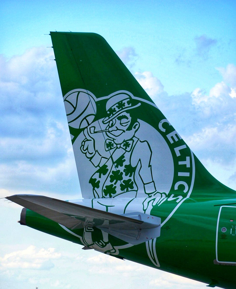 BUFAirport's tweet photo. May the luck of the Irish be with 𝘣𝘭𝘶𝘦 today! Happy #StPatricksDay
#LuckyBlue 🌈💚 @jetblue https://t.co/h9VT2dIcPx