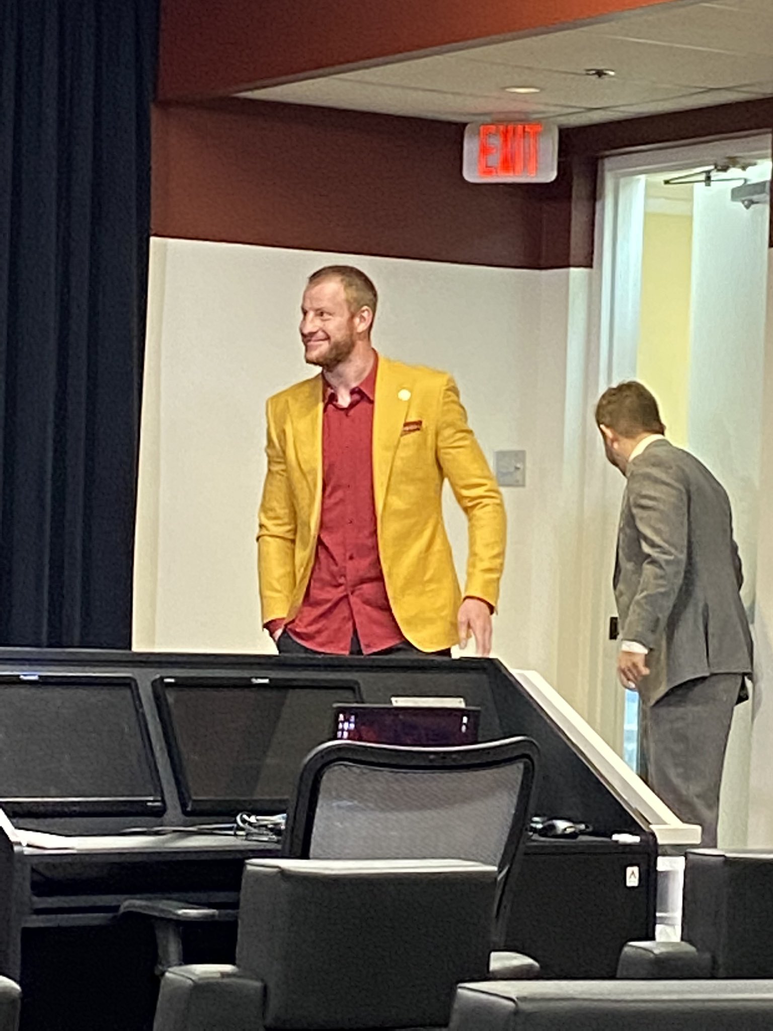 JP Finlay on Twitter: "Now that’s an introductory press conference suit