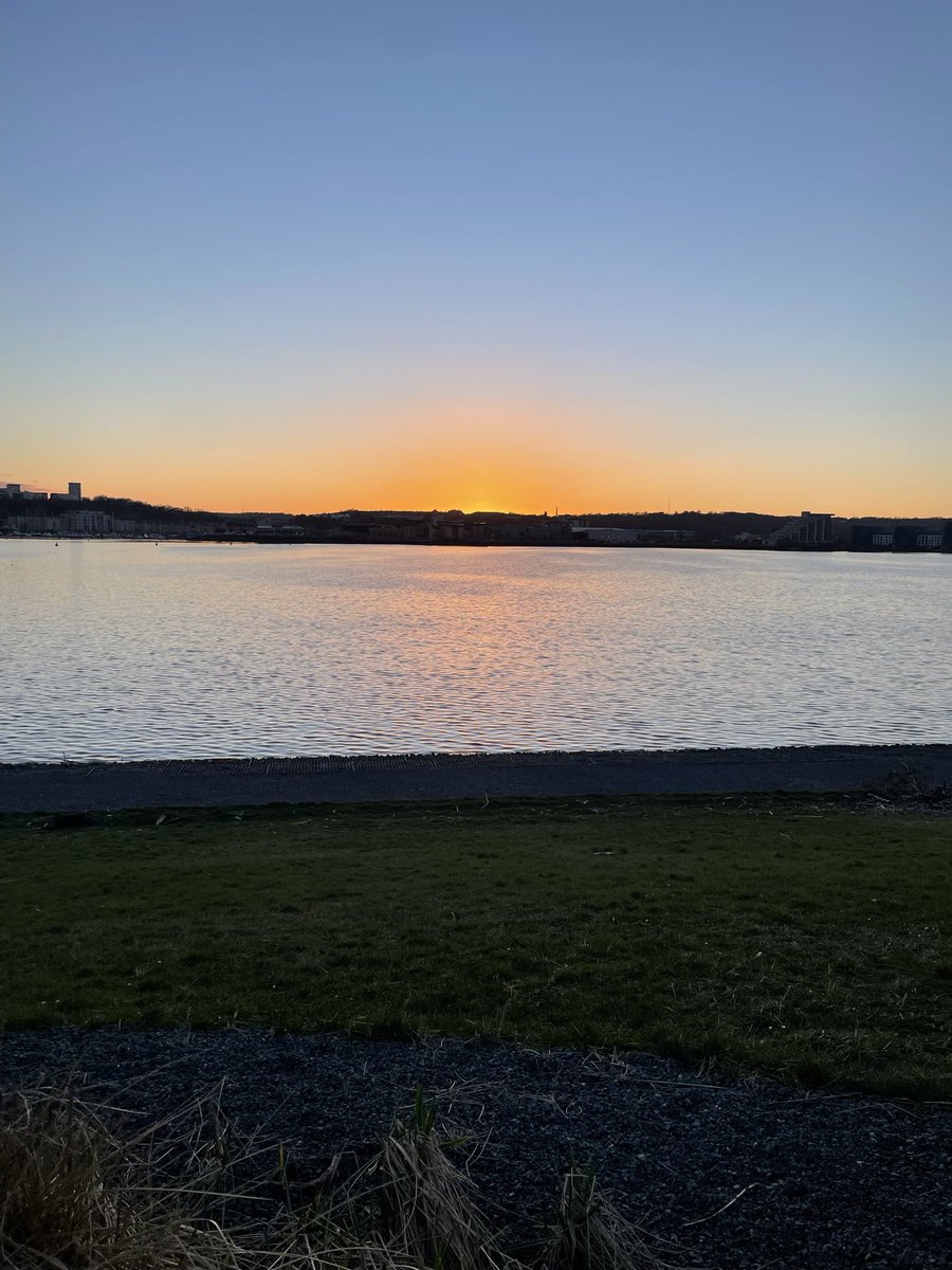 daniharries__'s tweet photo. @DerekTheWeather Amazing what a little stroll and a stunning view can do to clear your head. This was the other day on a walk along the barrage 🌅 https://t.co/rfDU0wuJK3