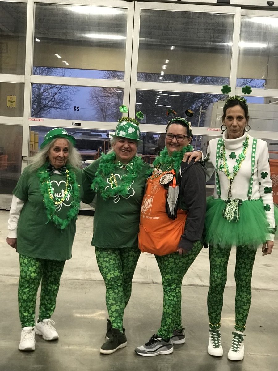 0963SM_Charlie's tweet photo. 963’s Front End and Pro are all ready for St. Patrick’s Day!!!!  You look great Ladies!!! ⁦@Tino_Longobardi⁩ ⁦@LourdesPerry⁩ ⁦@Carmen_I_Rod⁩ https://t.co/bBls2HnoG7