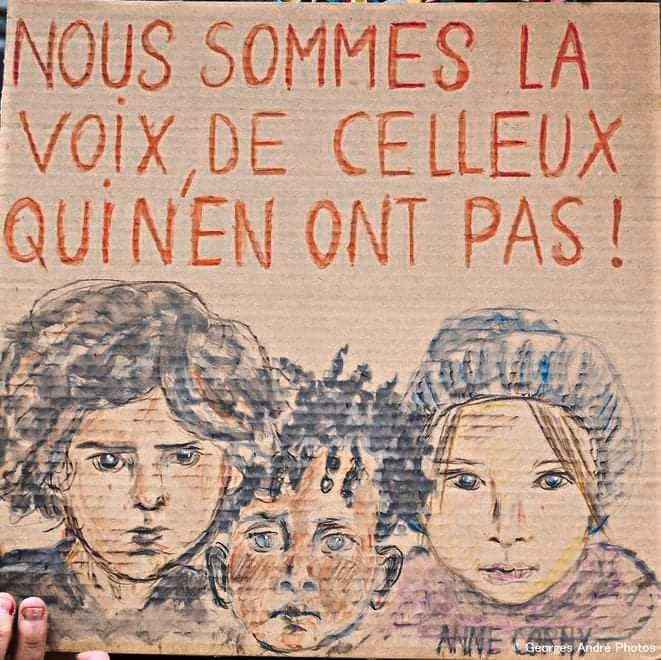 noustoutes63's tweet photo. Samedi 12 mars nous étions rassemblées devant le palais de justice de #ClermontFerrand pour dire STOP aux violences sexistes et sexuelles ✊🏼♀️💜 à l'appel d'@AndreaBescond et avec @osez63 My Girl's Street @balledesexisme https://t.co/W7Nn1a34tU