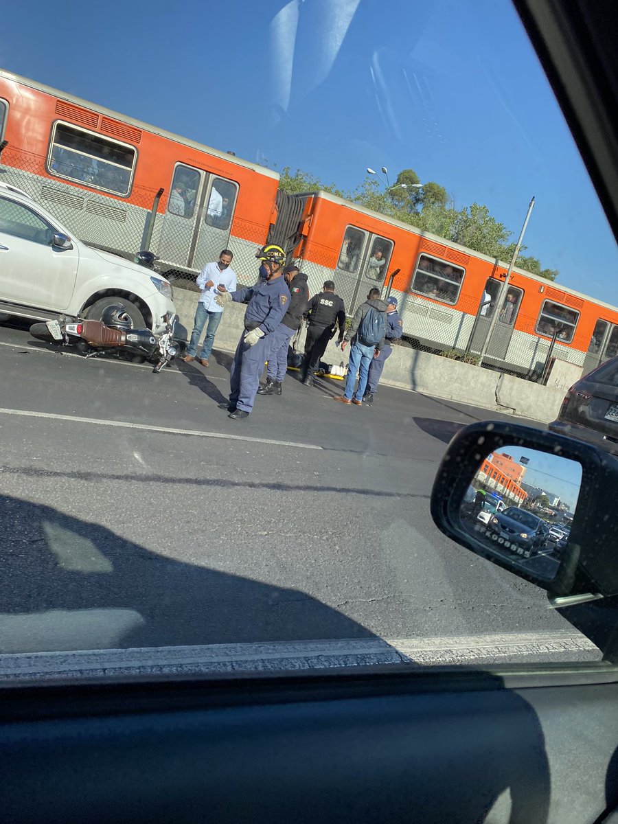 DRJMANUEL's tweet photo. Cierre parcial de Tlalpan dirección centro a la altura de viaducto por aparente accidente de motociclista https://t.co/kanDD4MURI