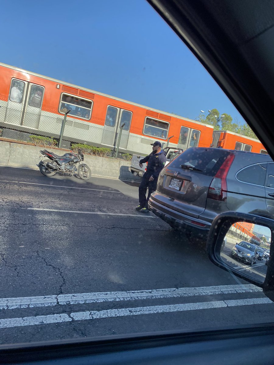 DRJMANUEL's tweet photo. Cierre parcial de Tlalpan dirección centro a la altura de viaducto por aparente accidente de motociclista https://t.co/kanDD4MURI