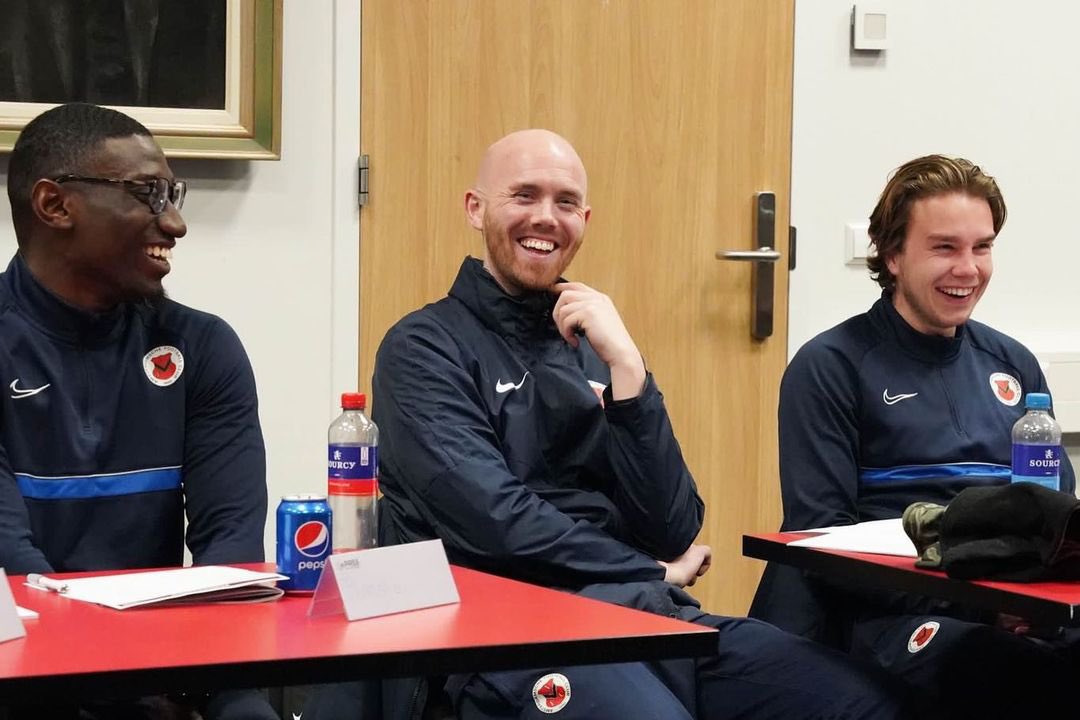 📚: Train de trainers! Een mooie ontwikkeling binnen de jeugdopleiding van AFC. De selectietrainers volgen een cursus via PASS coach academy. Dit was de eerste van in totaal vier avonden. Op naar meer!