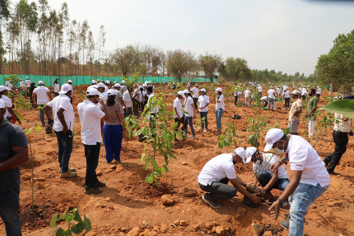 BoschSoftware's tweet photo. Wrapping up the #BGSWForestPlantationDrive in Bangalore today, with Forests by @heartfulness !  It gives us so much joy knowing that in a few years 3 mini forests would have emerged, supporting entire ecosystems. We can’t think of a better way to #alt_future for decades to come! https://t.co/7eoWCKWVRt