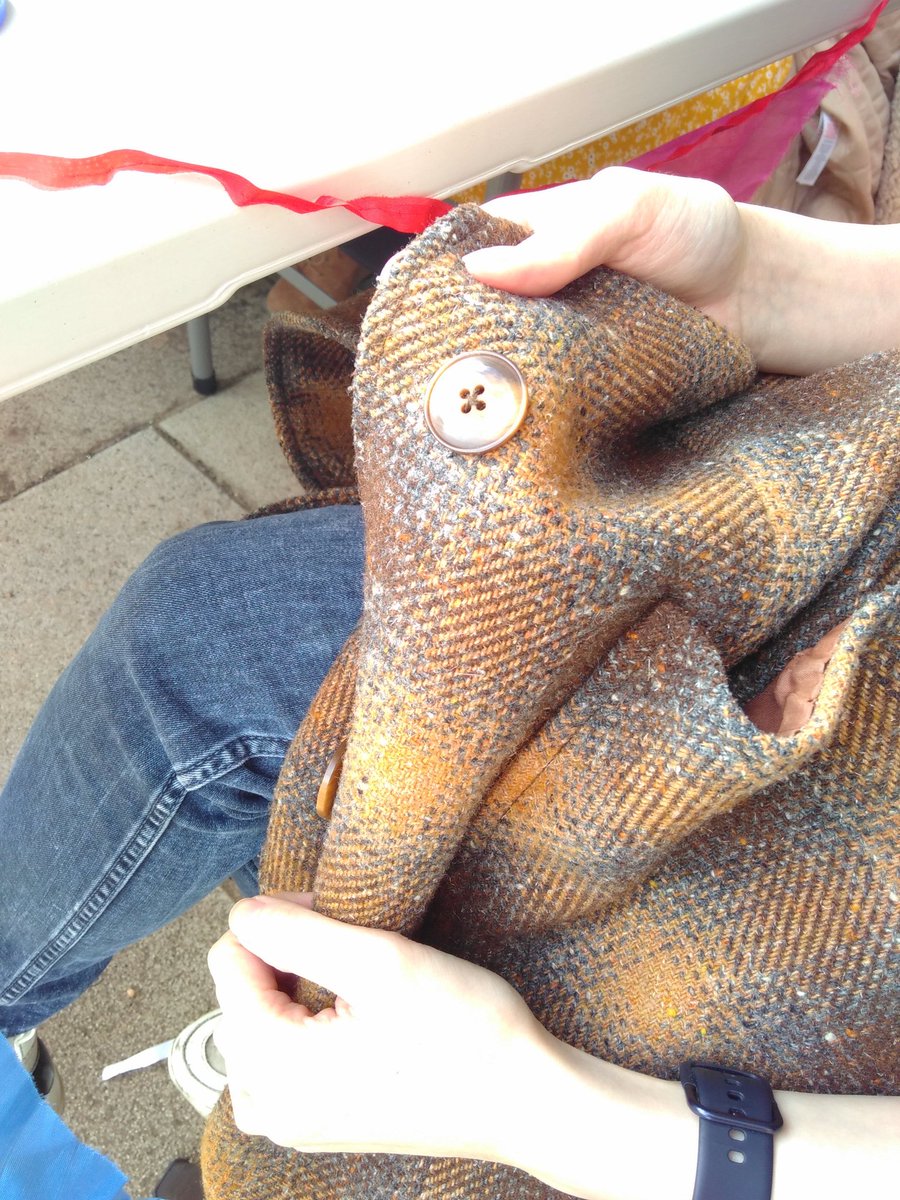 patch_pop's tweet image. Lots more mends from today - buttons reattached, seams re-sewn and hems hitched! Thanks for having us @UoCVolunteering 😁