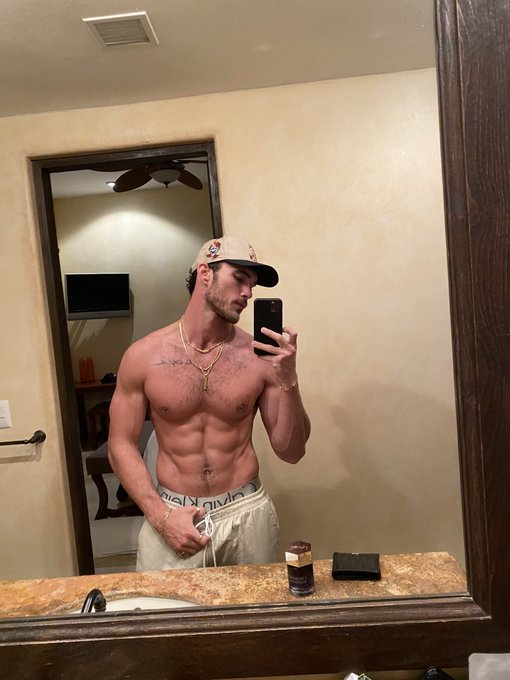 🥱 🥱 💤 https://t.co/o6GBN0cWZC https://t.co/38vCILxHG1<a href="/tag/irulethefield"class="tags"><span>#irulethefield</span></a><a href="/tag/kingofthelockerroom"class="tags"><span>#kingofthelockerroom</span></a>