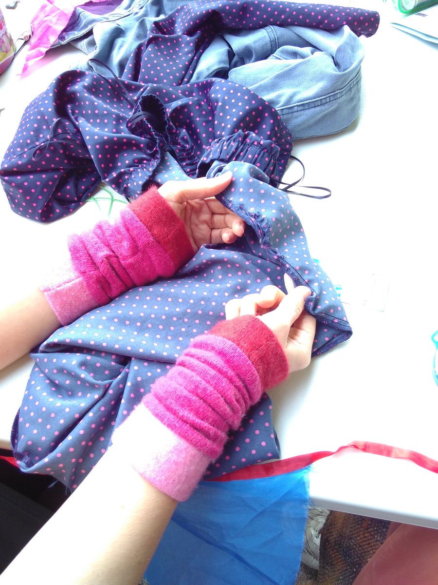 patch_pop's tweet image. Lots more mends from today - buttons reattached, seams re-sewn and hems hitched! Thanks for having us @UoCVolunteering 😁
