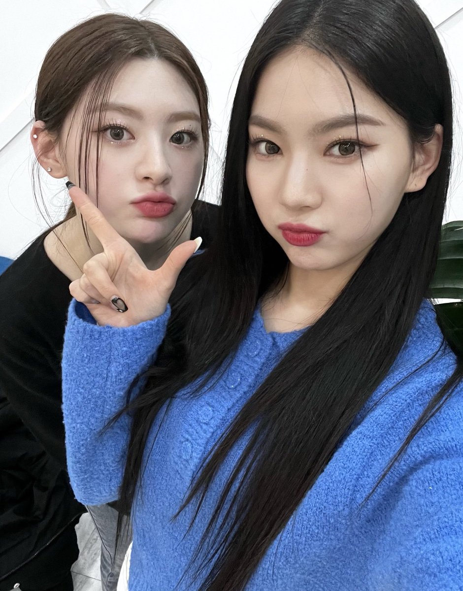 [220317] 🐱💭 

- i can't just accept it like this..
- hehe ~.~
- should i say it's a foxnyangz selfie that contains my gratitude~