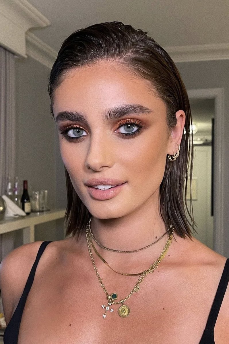VogueFrance's tweet photo. L'une des tendances de ce printemps : le Wet Look. Taylor Hill l'a déjà adopté, vous aussi? #taylorhill #hairstyle 
© Taylor Hill Instagram https://t.co/yYXXuN62kQ