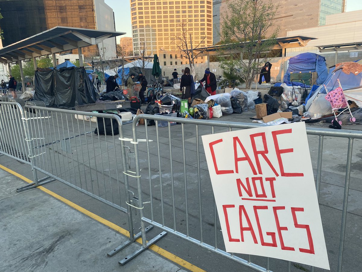 KNXBaird's tweet photo. This #HomelessCamp in downtown #LosAngeles will be cleared out and closed by the end of the day.  The city has been working about a month to move people into shelters and services.  But activists are angry that the homeless people are being forced to leave.  @knxnews https://t.co/wlTHSI6A6B