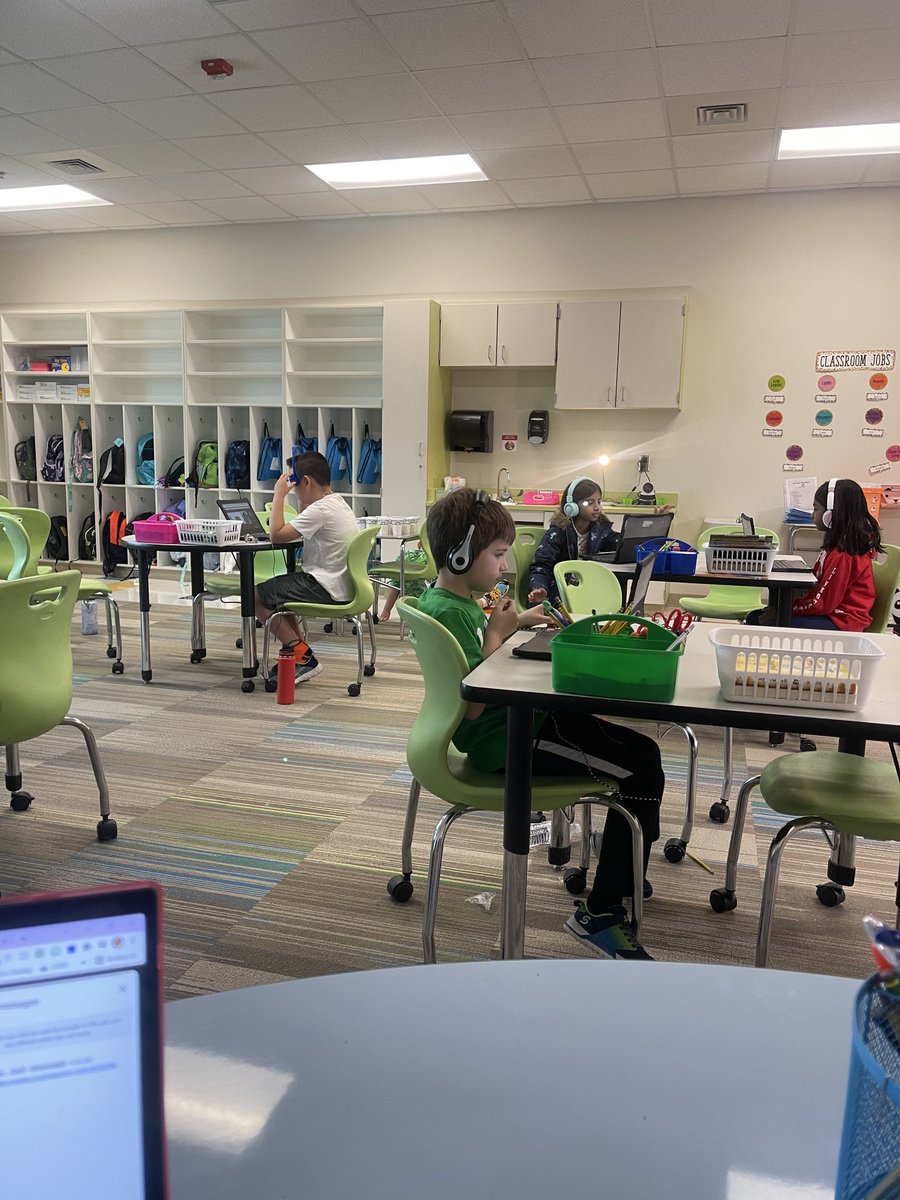So much fun discussing and sharing our PowerPoint and Neverland Creations with the VA students! Thank you ⁦<a href="/DrexlErin/">Erin Needell</a>⁩