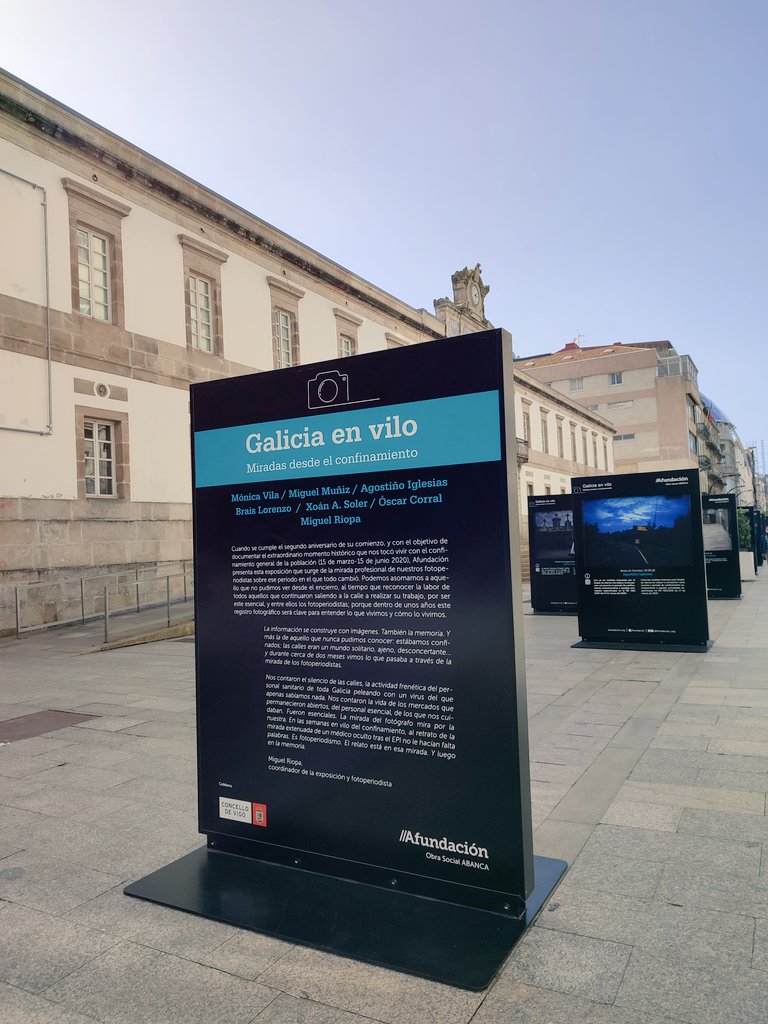 Ahora que se cumplen dos años del decreto de #estadodealarma, no viene mal recordar cómo vivimos en aquella época.
Me ha encantado este proyecto de <a href="/Afundacion_org/">Afundación</a> en #Vigo en la calle Príncipe: "Galicia en vilo. Miradas desde el #confinamiento"