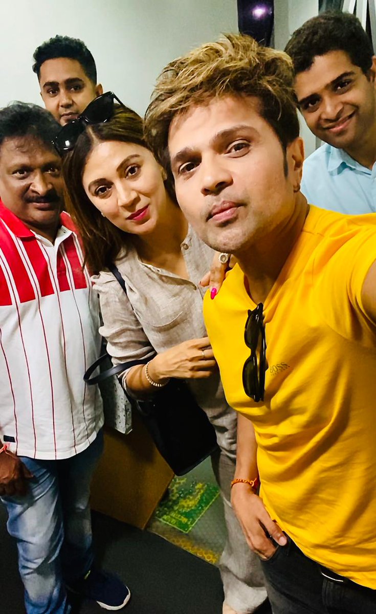 PlanetHimeshh's tweet photo. #ExclusivePic
Mr. &amp; Mrs. Reshammiya Snapped With Rajendra Toraskar Sir, Prakash Serrao Sir &amp; Nilesh Bhai.

#HimeshReshammiya #SoniaKapoorReshammiya https://t.co/c2E8gmyLiR