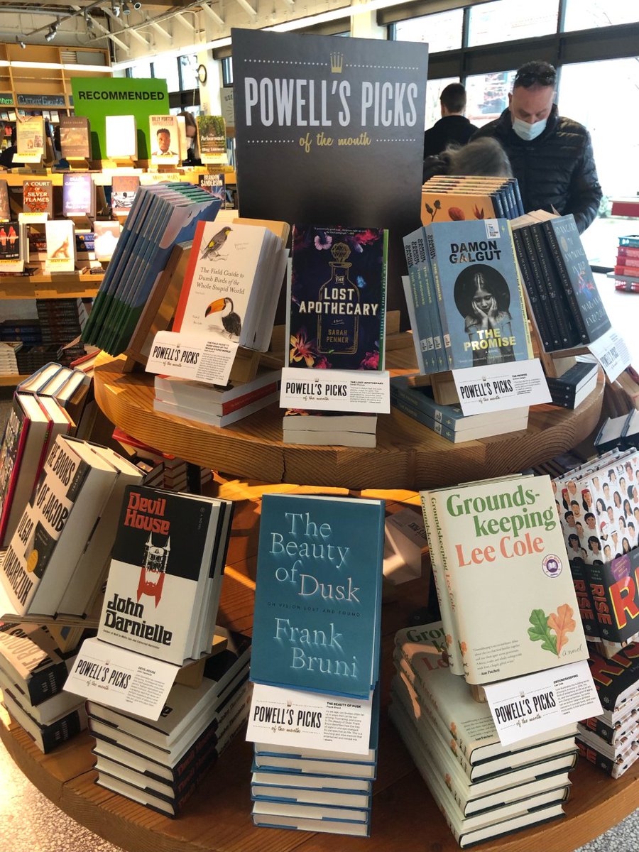 AvidReaderPress's tweet photo. #AvidReaderPress in the wild! 👀
SPOTTED: THE BEAUTY OF DUSK by @FrankBruni at @Powells in Portland, OR and THE MOTH AND THE MOUNTAIN by @edcaesar on the subway 👏📘 https://t.co/bm5tYWmvxY