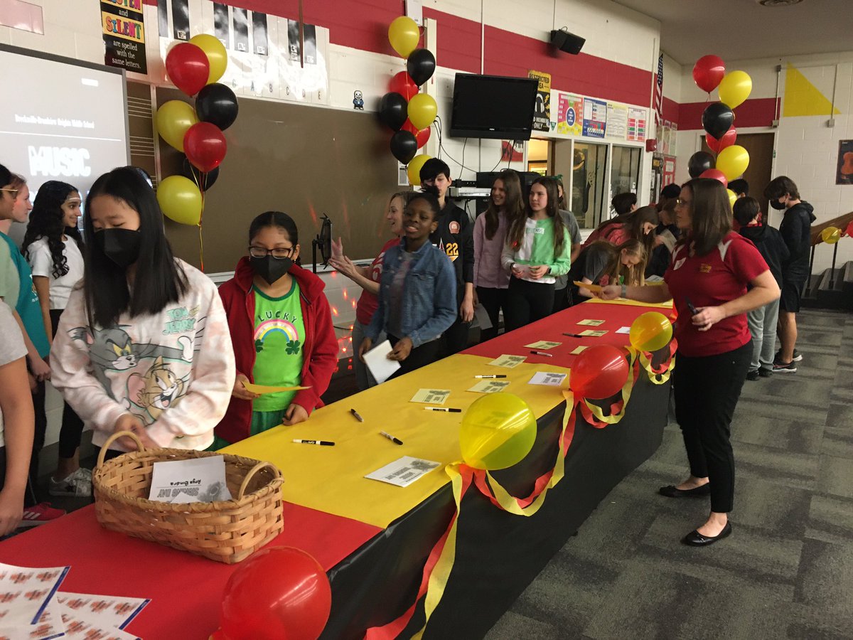 mrhannamusic's tweet photo. BBHMS Music Signing Day!! @mrsasteyradak @BBHMSORCHESTRA @SipusicChoir @bbhcsd #bbhmsmusic https://t.co/EZ3waxFr4I