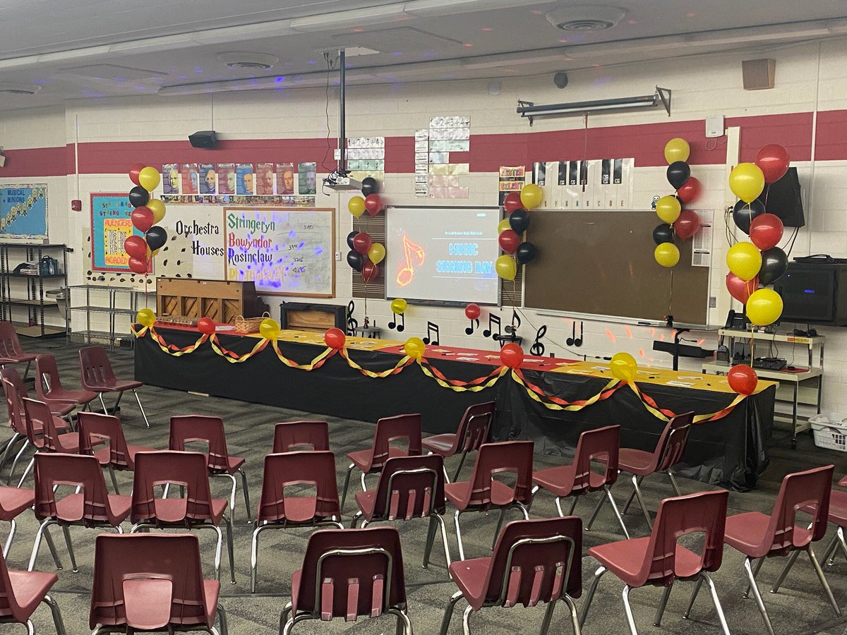 mrhannamusic's tweet photo. BBHMS Music Signing Day!! @mrsasteyradak @BBHMSORCHESTRA @SipusicChoir @bbhcsd #bbhmsmusic https://t.co/EZ3waxFr4I