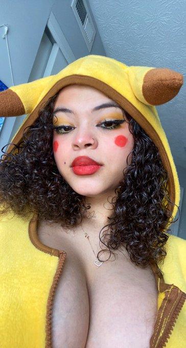 pika pika ⚡️💛 #Pokemon #Pikachu #cosplay https://t.co/mWKBJOZV2B<a href="/tag/pokemon"class="tags">#Pokemon</a><a href="/tag/pikachu"class="tags">#Pikachu</a><a href="/tag/cosplay"class="tags">#cosplay</a>