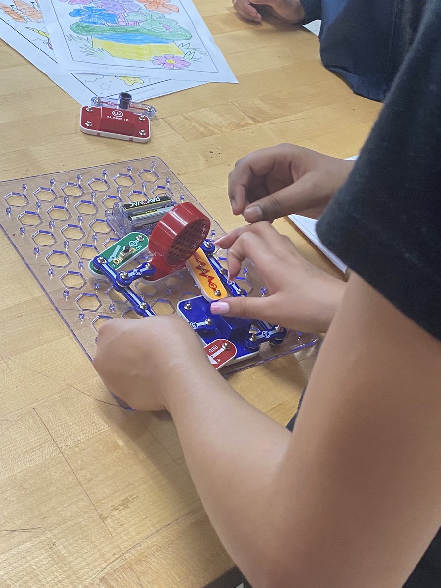 MsEllis9's tweet photo. 4th graders in action in our school Science Lab!  @EMRollinsSTEAM1 https://t.co/7QRzLJUJt7