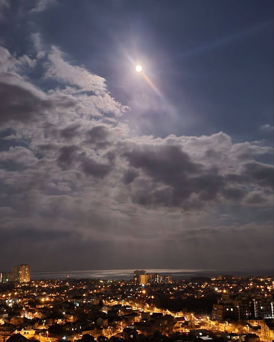 Наша Одесса прекрасна, а под луной и вовсе неповторима💛💙