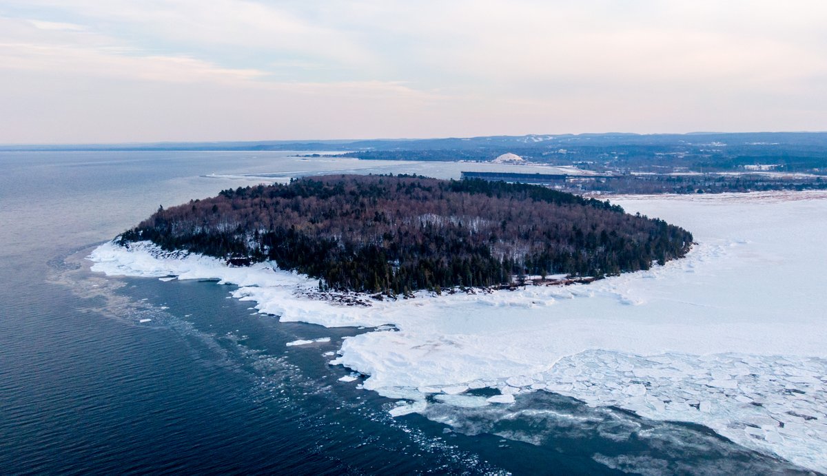 errythang_19's tweet photo. Who else has explored these @LakeSuperior shorelines in winter? #puremichigan https://t.co/RbJpuY3js6