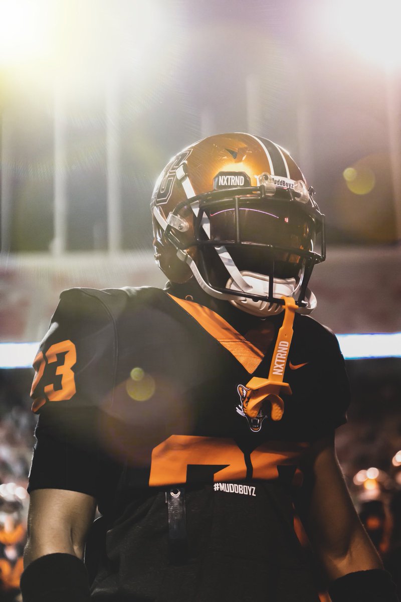 kenzlenzz's tweet photo. Julius L. Chambers Football https://t.co/8mv37L3Kl9