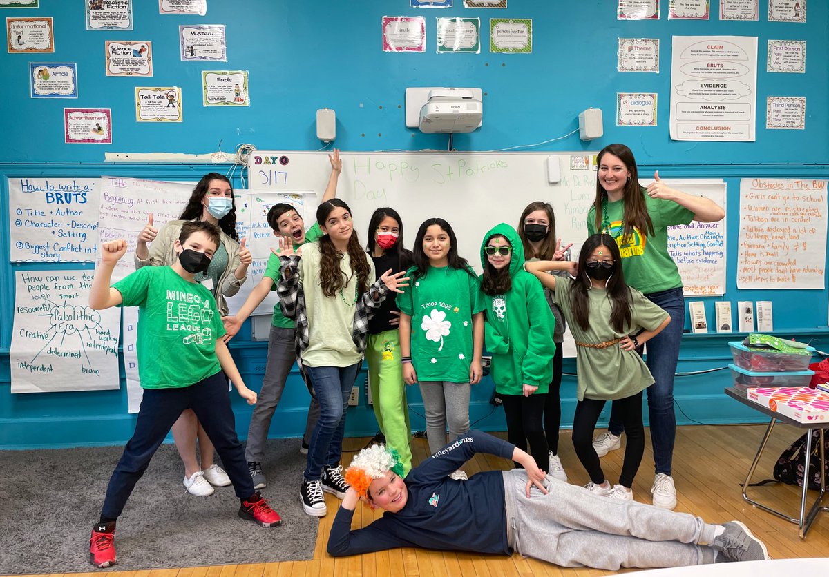 mrs_santos24's tweet photo. 💚🌈🍀 HAPPY ST. PATRICK’S DAY! 🍀🌈💚 @MineolaMS @Ms_S_Mani #MineolaProud https://t.co/mYy3ZSv0Gd