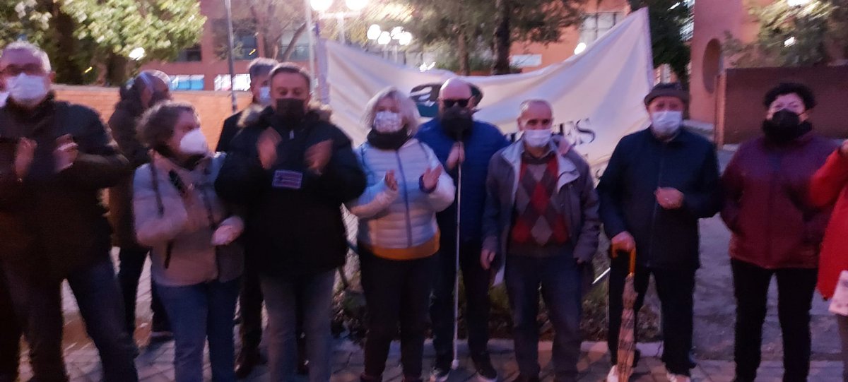 psoelatina's tweet photo. Hoy una semana más junto con nuestro Concejal @pebarrero hemos apoyado la concentración de #COVELA y #AAVVLasAguilas y los vecinos/as para pedir la apertura #SUAPLasAguilas
#SanidadPublica
#NoCierreCentrosSalud
#CentroSaludLasAguilas
#BarrioLasAguilas
#DistritoLatina https://t.co/OAzdXa2QdG